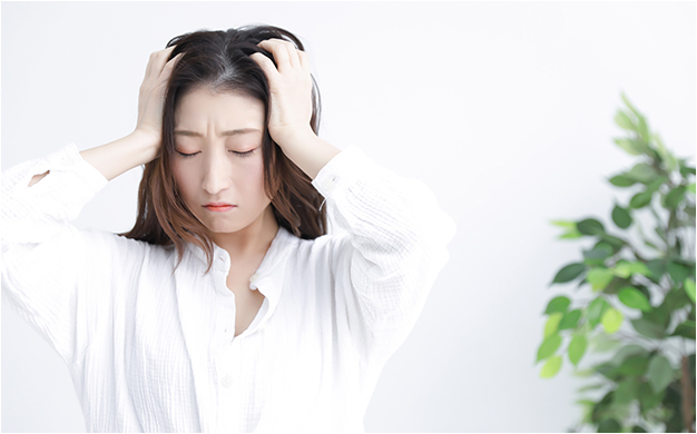悩む女性のイメージ