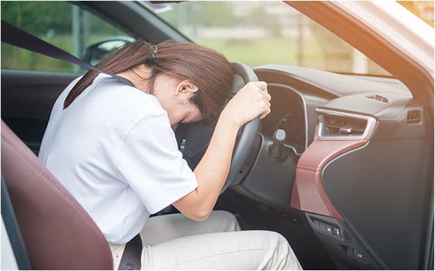 悩む女性のイメージ